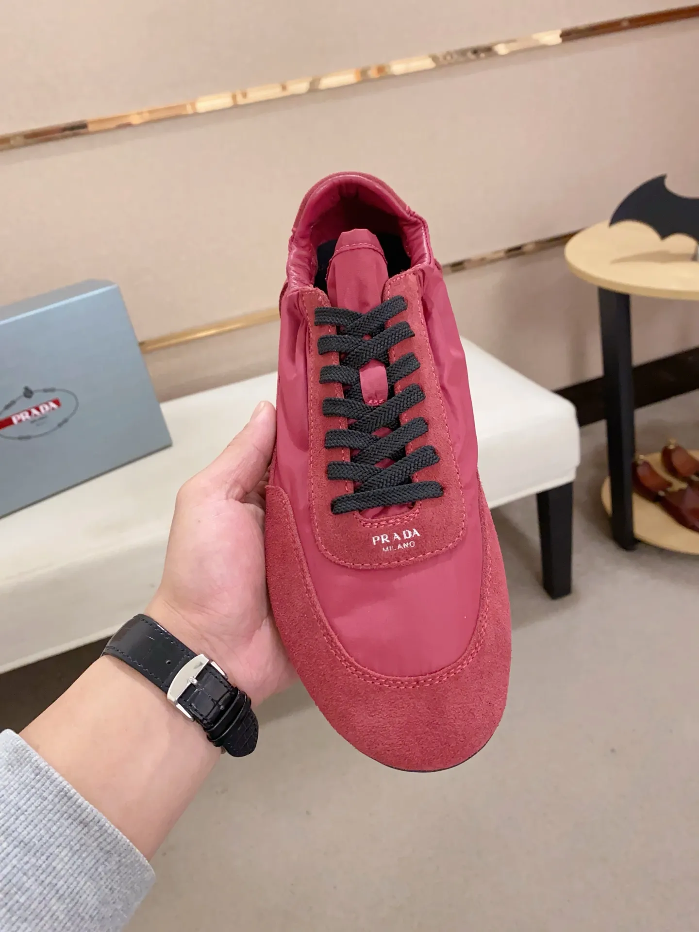 Men's shoes 💰 500💰 ✔️✔️✔️High version High-quality new PRADA counters are launched simultaneously. The new men's shoes and 😘fabrics are selected from first-layer cow suede and waterproof fabrics, and are made by pure handicrafts. Lining: Full sheepskin lining. 👍🏿 High-end ☄️ air-cushion molded anti-slip rubber outsole, exquisite lines, simple and elegant, comfortable and high-end for leisure travel. Number of yards: 38 to 44. Can be customized45
